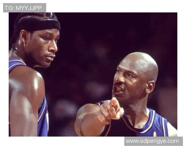 夸梅：詹姆斯防守时回半场都费力 但进攻时跑起来还像火车头相同